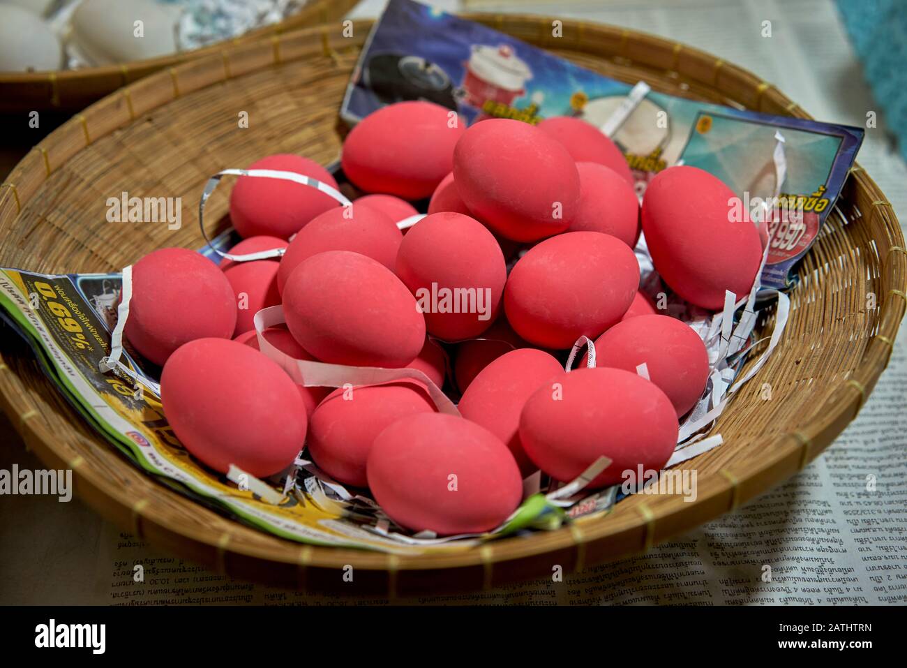 Uova rosse, uova d'anatra tinti che sono nere all'interno, Thailandia, Sud-est asiatico Foto Stock