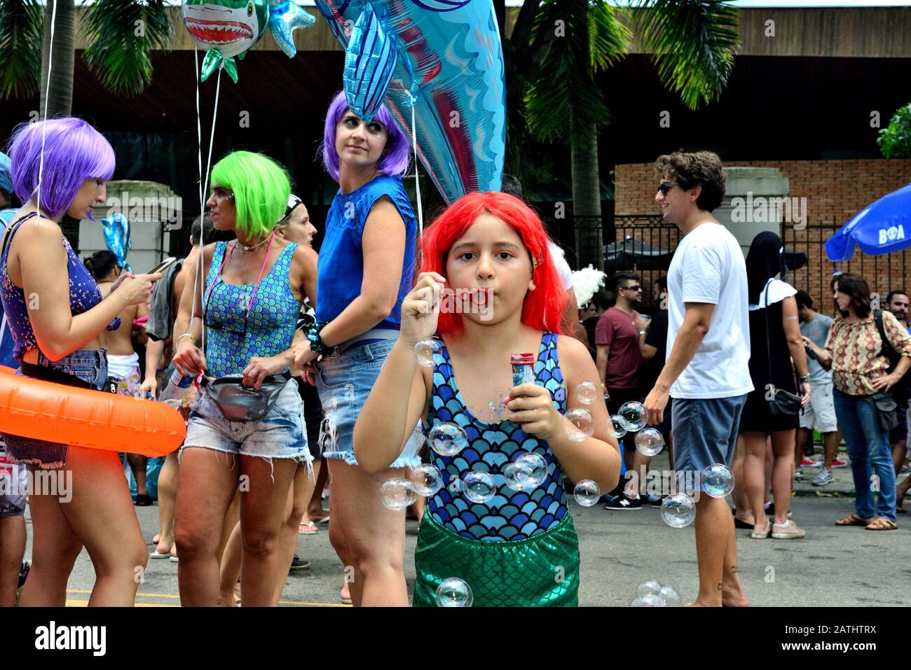 Carnevale di strada, Sud America, Brasile - 17 febbraio 2019: Una giovane ragazza fa bolle di sapone durante una festa di strada di Carnevale tenutasi a Rio de Janeiro. Foto Stock