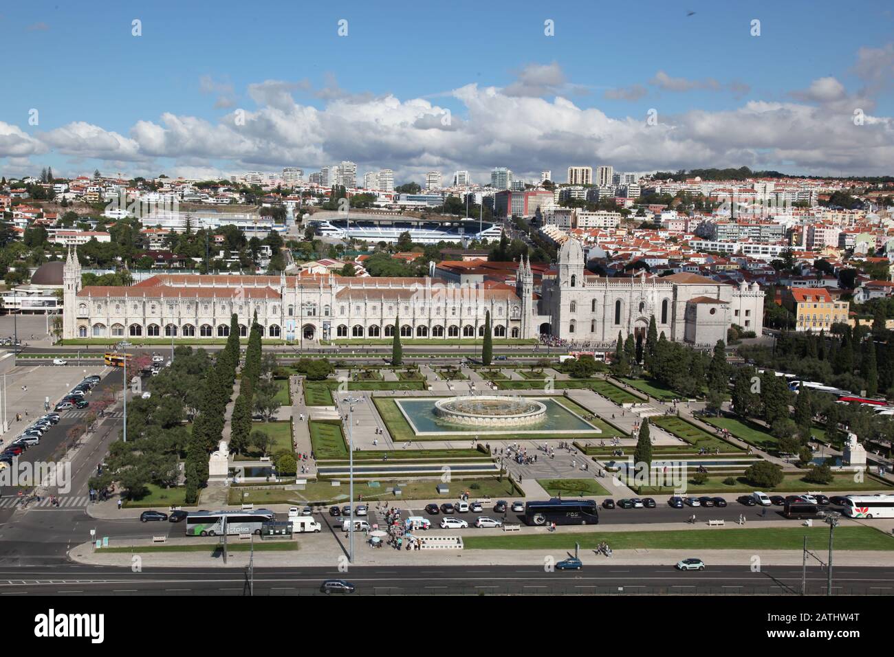 La vista del Mosteiro dos Jeronimos dalla cima del Padrao dos Descobrimentos. A Lisbona, Portogallo Foto Stock