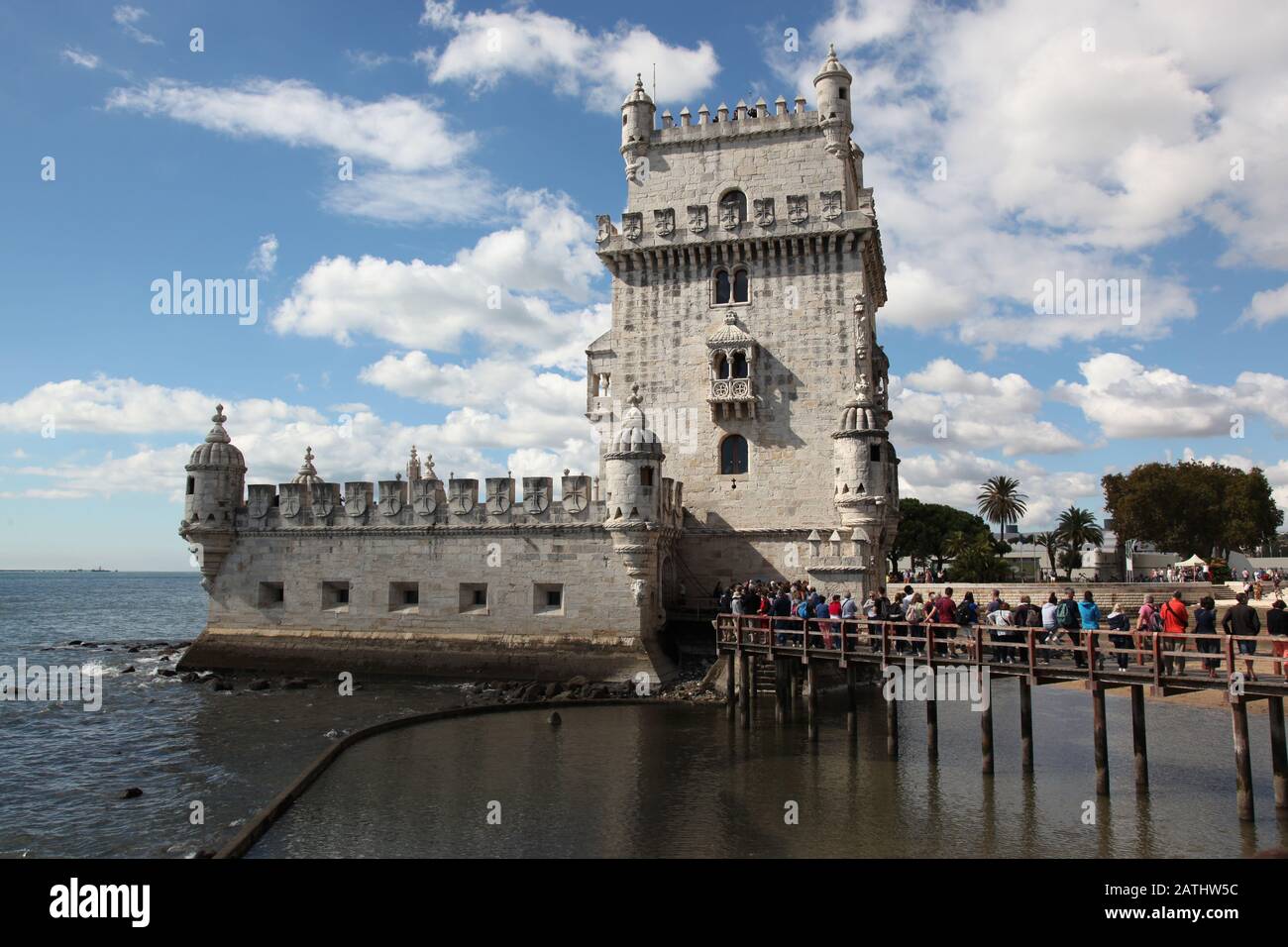 Maestosa torre fortezza Torre de Belém, la porta cerimoniale di Lisbona, una delle sette meraviglie del Portogallo Foto Stock
