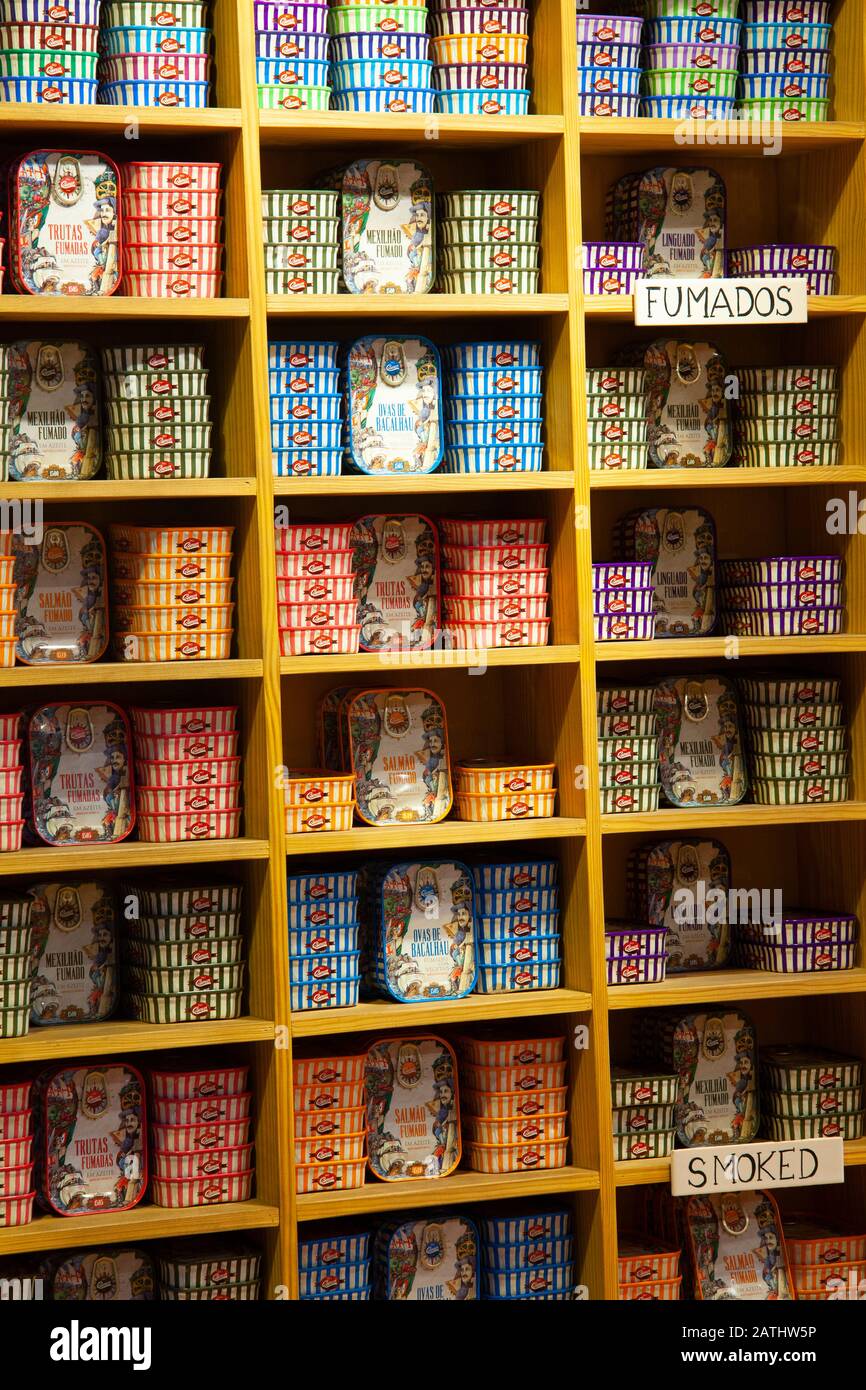 Le tins dai colori vivaci di pesce affumicato, come trota, salmone e sgombro, sono accatastate in modo invadente nel negozio al dettaglio di Lisbona, Portogallo Foto Stock
