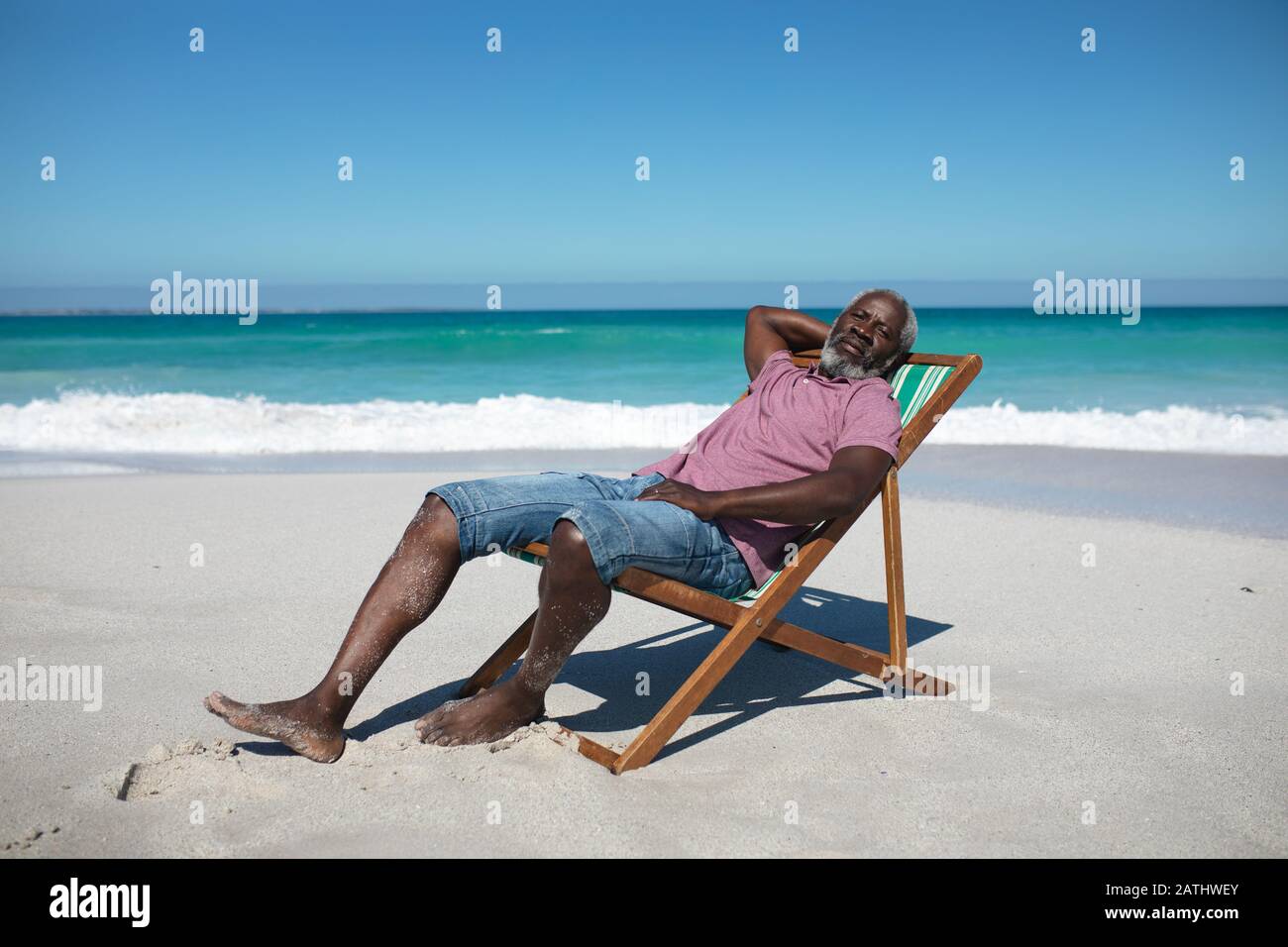 Vecchio che gode di tempo libero Foto Stock