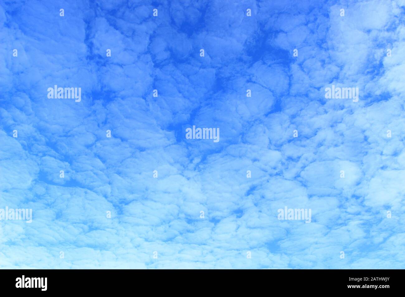 Cielo blu con belle nuvole meteo Foto Stock