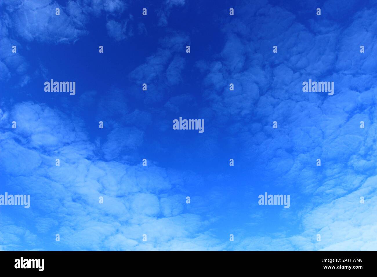 Cielo blu con belle nuvole meteo Foto Stock