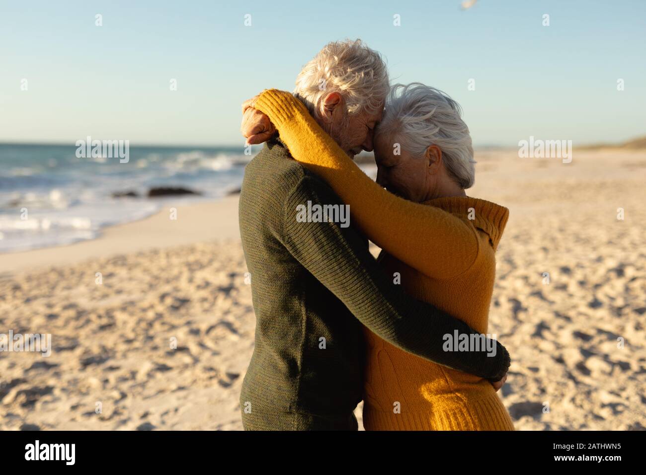 Vecchia coppia innamorata della spiaggia Foto Stock