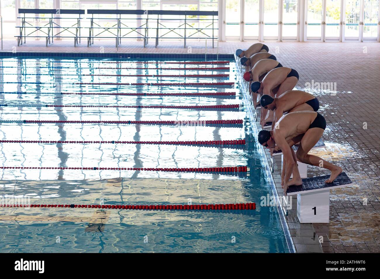 Nuotatori pronti per tuffarsi Foto Stock