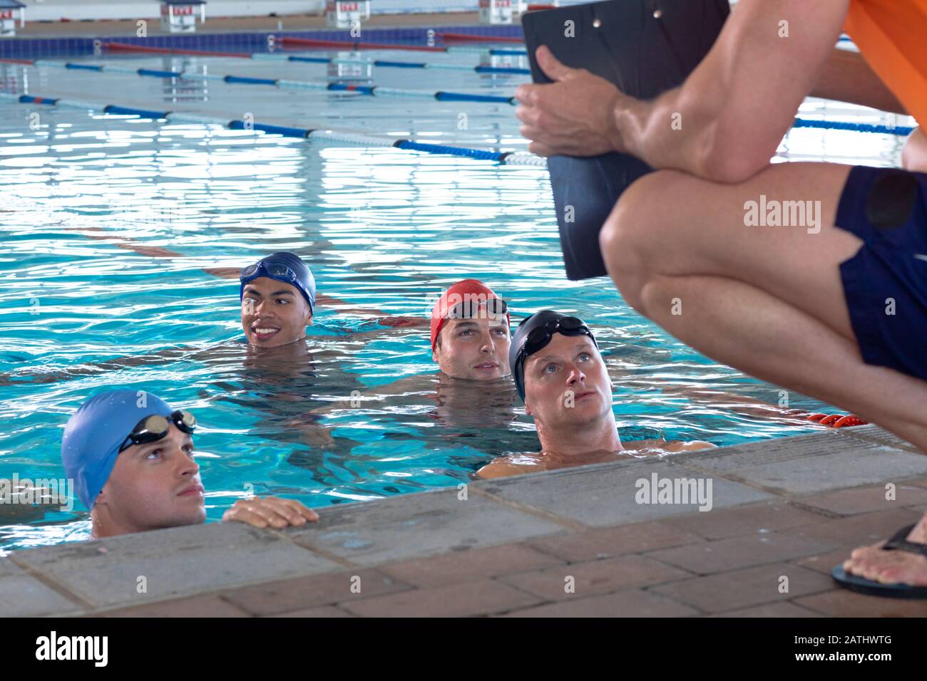 Pullman e nuotatori in piscina Foto Stock