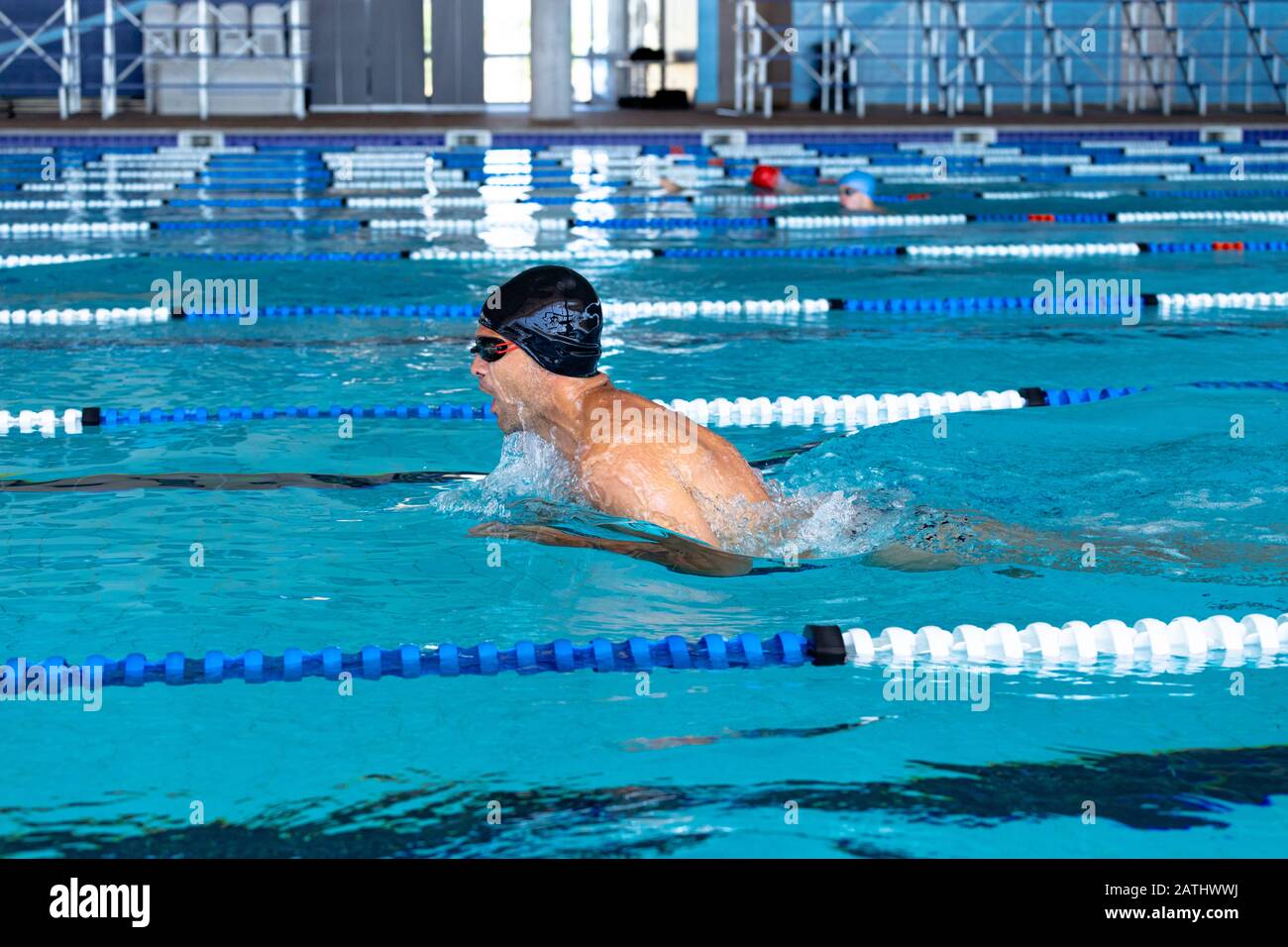Nuotatore nuoto in piscina Foto Stock