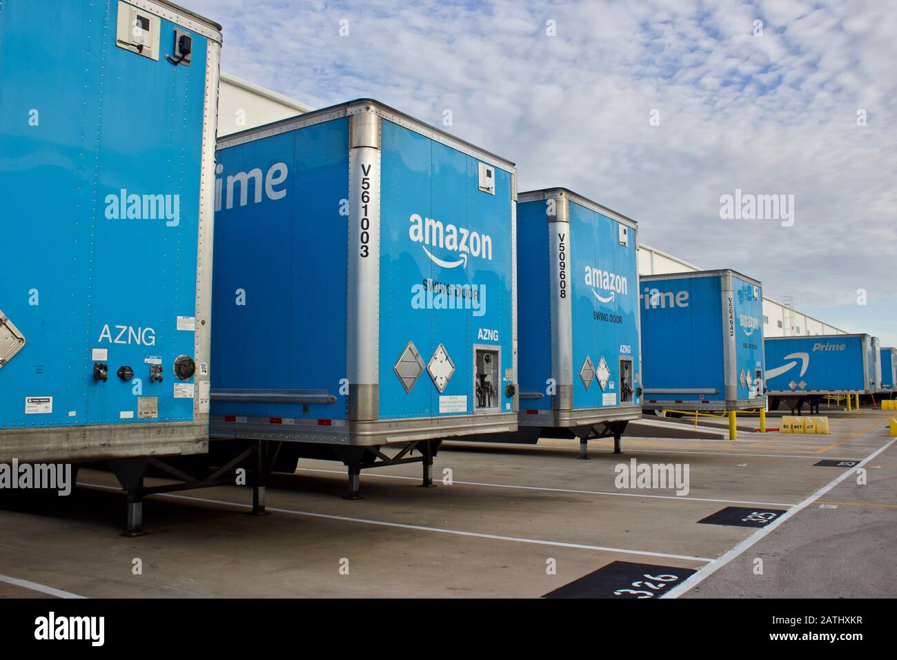 Miami, Florida, agosto 17.2019: Più trailer blu Amazon prime sono stati  inseriti nelle baie di un centro di distribuzione per scaricare i prodotti  per i clienti dell'area Foto stock - Alamy