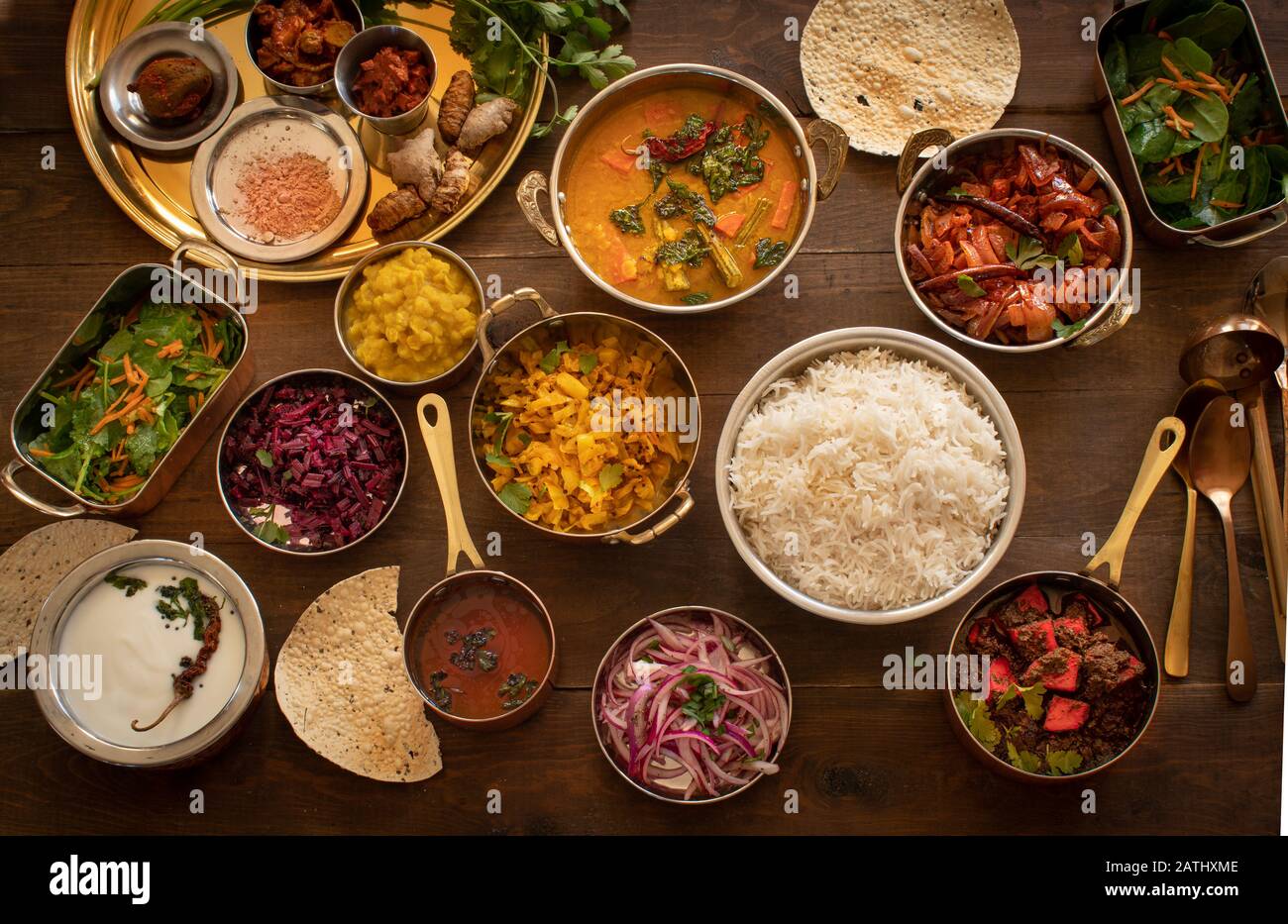 Piatti vegetariani sudindiani serviti in stile thali su tavolo di legno Foto Stock
