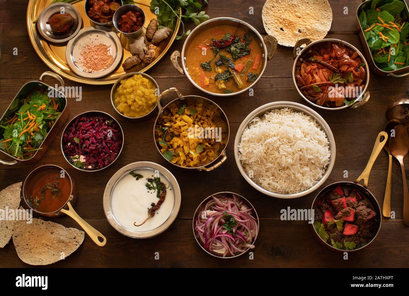 Piatti vegetariani sudindiani serviti in stile thali su tavolo di legno Foto Stock