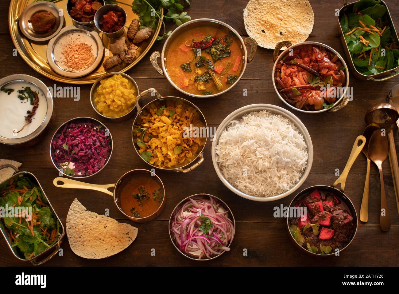 Piatti vegetariani sudindiani serviti in stile thali su tavolo di legno Foto Stock