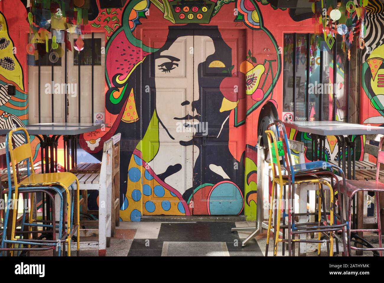 L'entrata colorata ad un ristorante nella 'Haji Lane' di Kampong Glam, Singapore, tradizionalmente una parte malese/musulmana della citta' Foto Stock