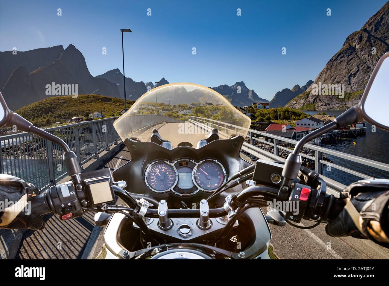 Biker corse su strada in Norvegia. Visuale in prima persona. Foto Stock
