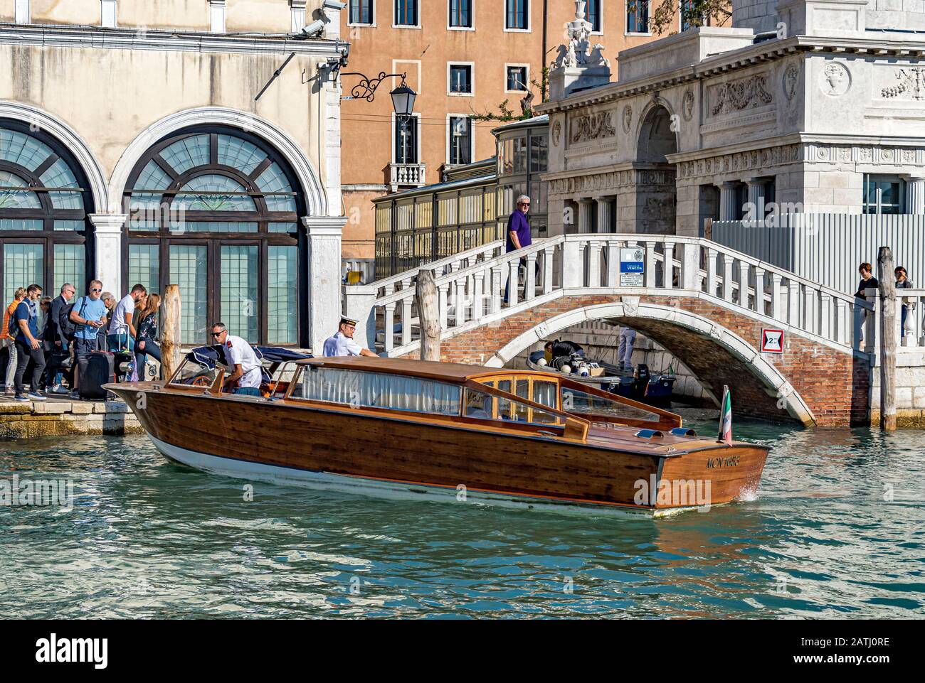 Un taxi acqueo di Venezia attracco vicino ad un ponte sul Canal Grande, Venezia, Italia Foto Stock