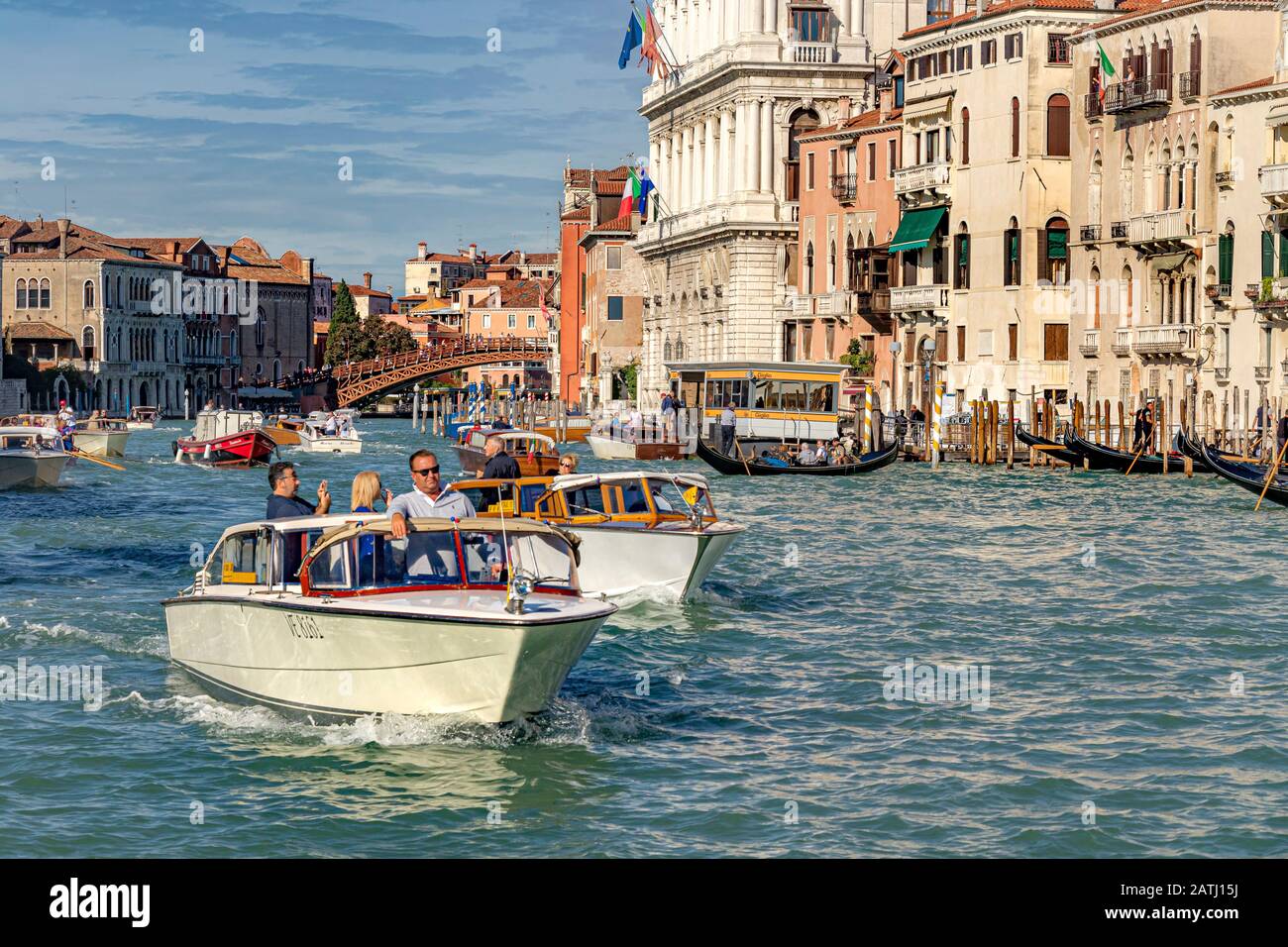 Taxi d'acqua che porta i passeggeri alle loro destinazioni lungo il Canal Grande, Venezia, Italia Foto Stock