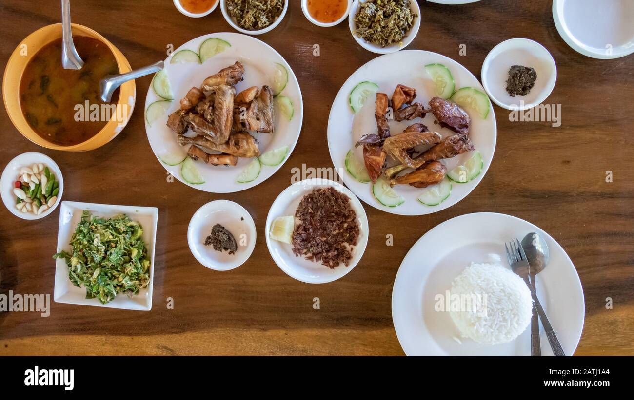 Selezione di piatti birmani in Myanmar rurale con pollo skinny e zuppa tradizionale Foto Stock