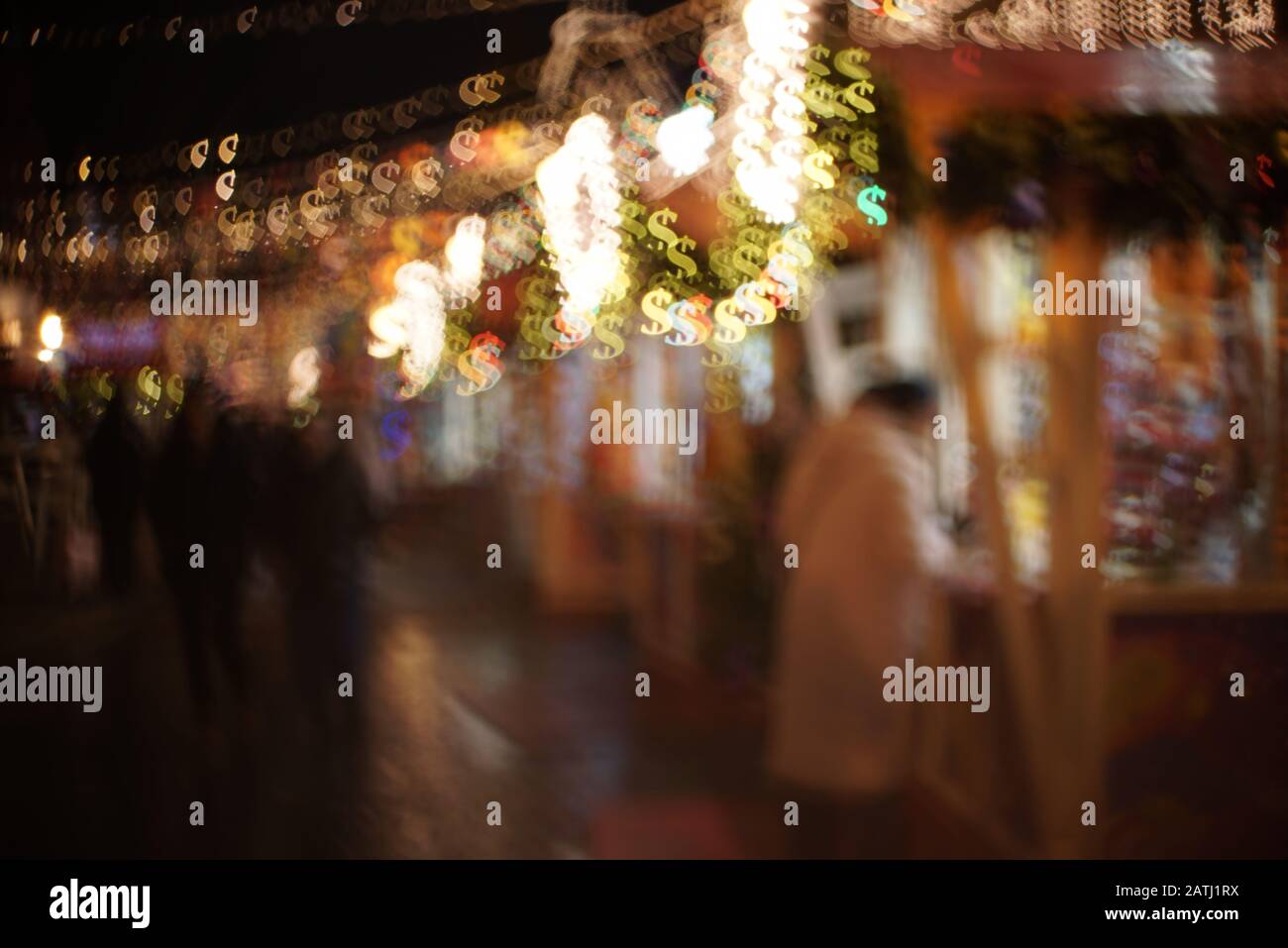 La gente nel mercato di Natale si rilassa e compra i regali. Abstract dollar bokeh illumina lo sfondo Foto Stock