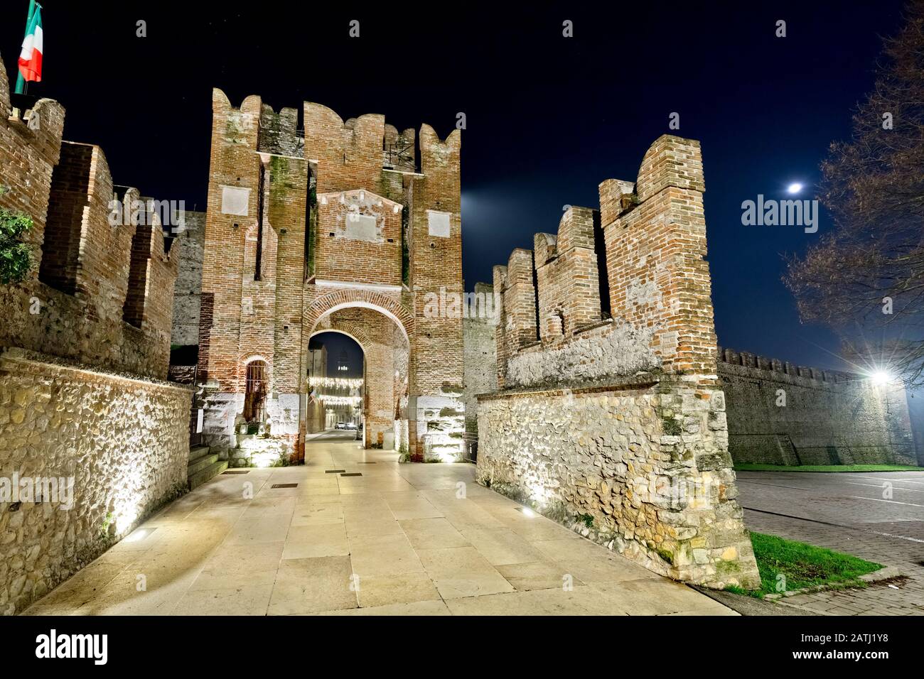 Porta Aquila è un ingresso al borgo medievale di Soave. Provincia Di Verona, Veneto, Italia, Europa. Foto Stock
