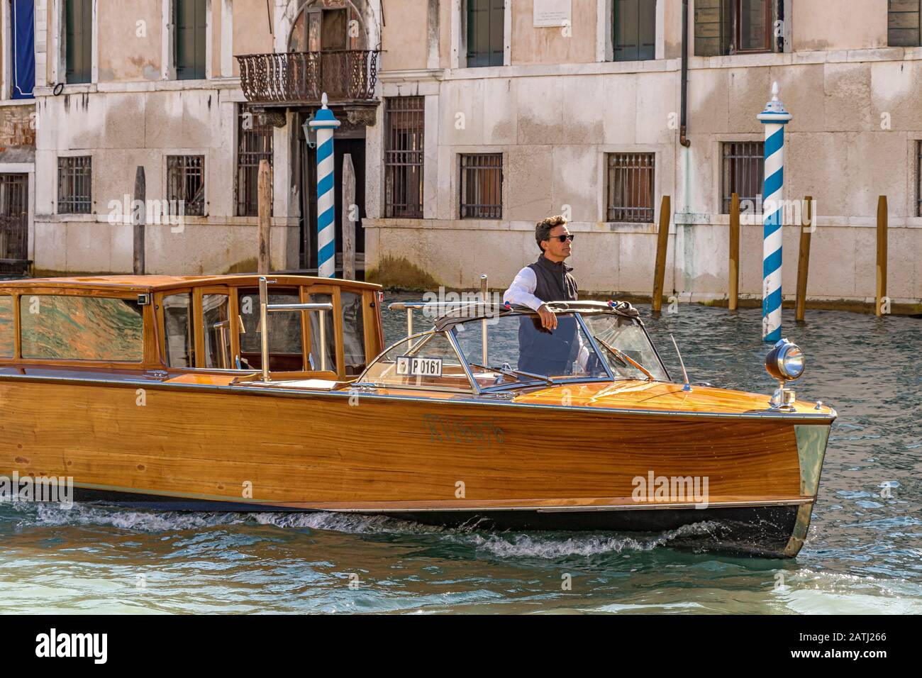 Un taxi d'acqua a Venezia che naviga lungo un canale, Venezia, Italia Foto Stock