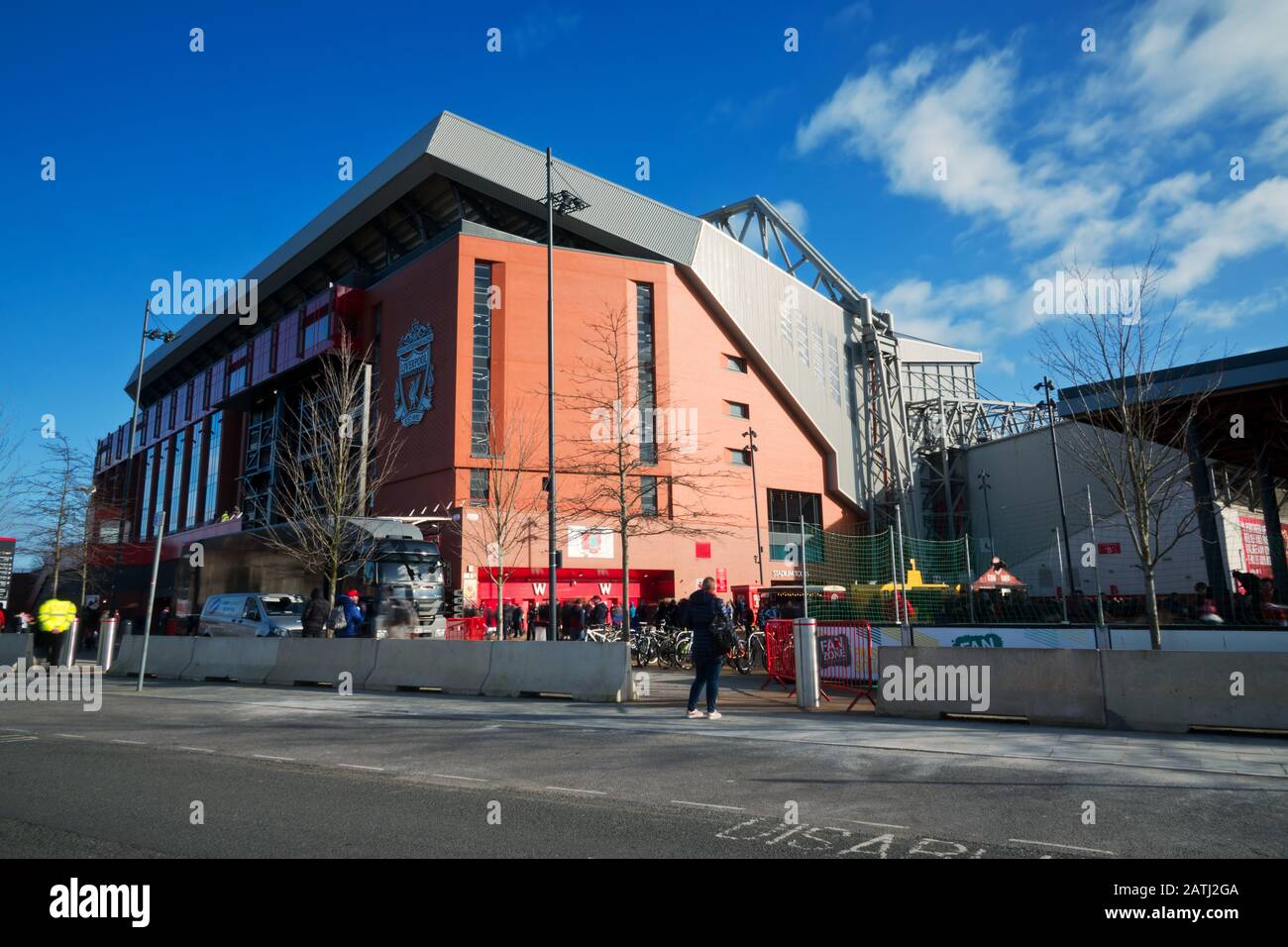 I sostenitori di Liverpool si radunano nel parco dei tifosi fuori dal nuovo stand principale di Anfield prima della partita. Foto Stock