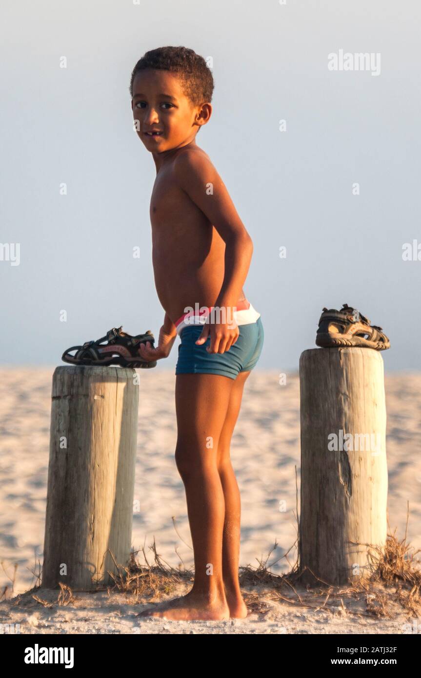 Un ragazzo alla spiaggia di Foz do Arelho, Portogallo Foto Stock