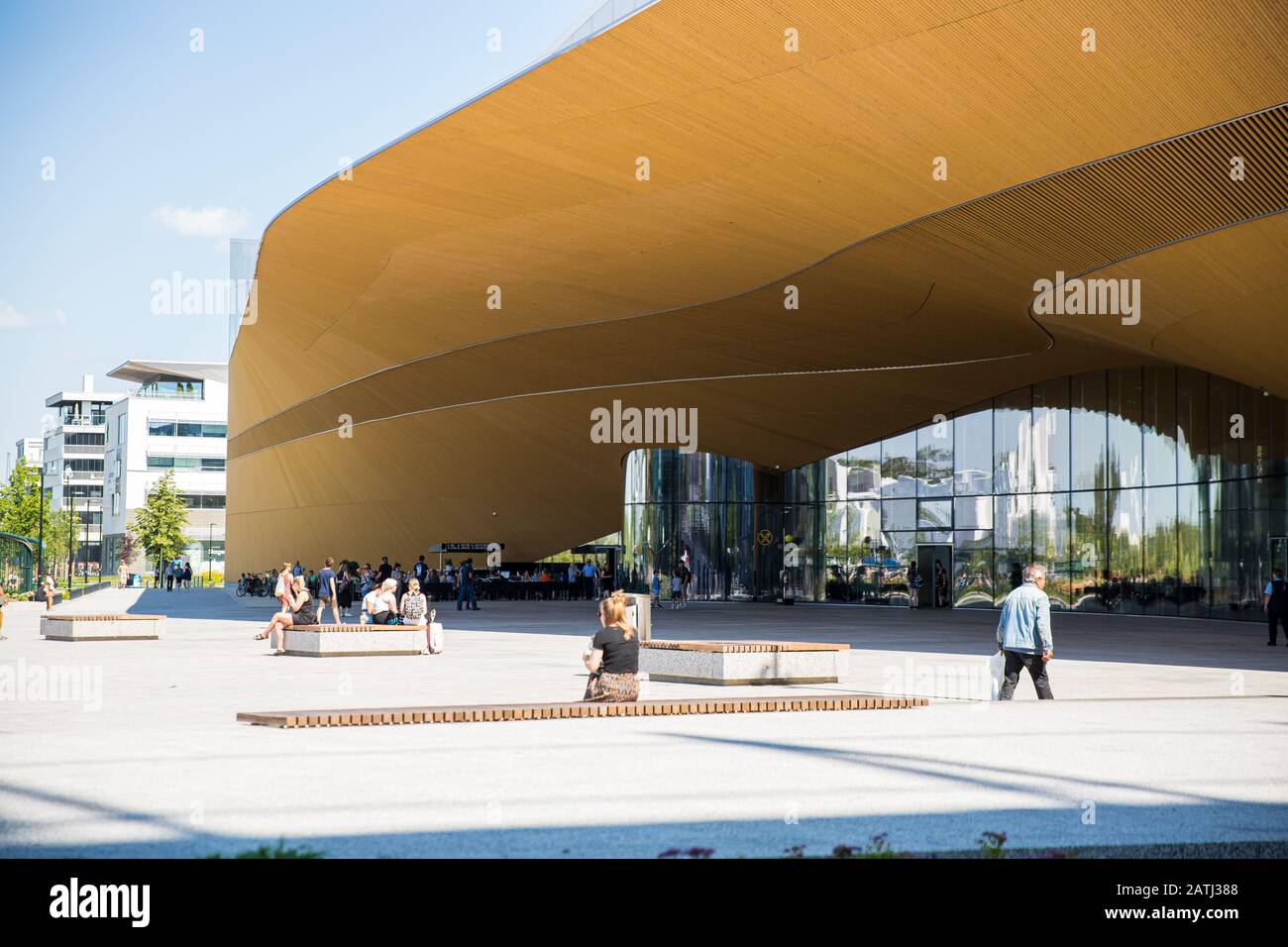 Nuova biblioteca centrale di Helsinki, esterni Oodi. Architettura settentrionale moderna. Ingresso dell'edificio sulla piazza della città, soleggiata giornata estiva. Foto Stock