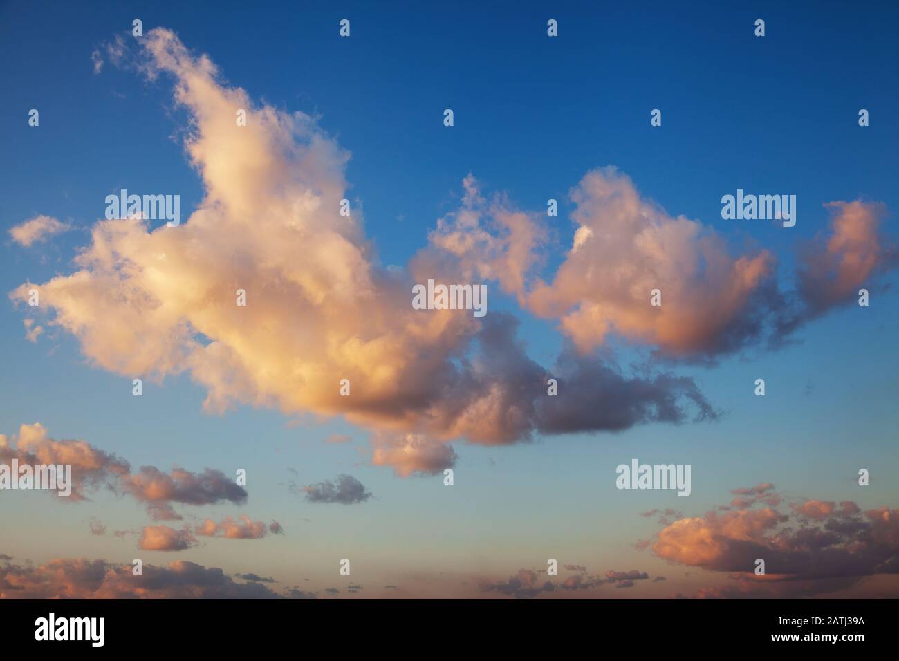 Un bel cielo nuvoloso al tramonto Foto Stock