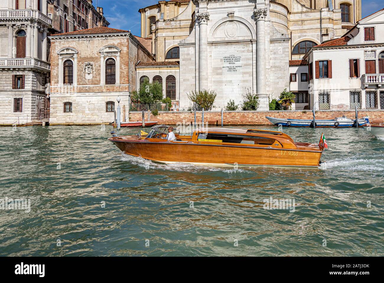 Un taxi d'acqua a Venezia che naviga lungo il Canal Grande, Venezia, Italia Foto Stock