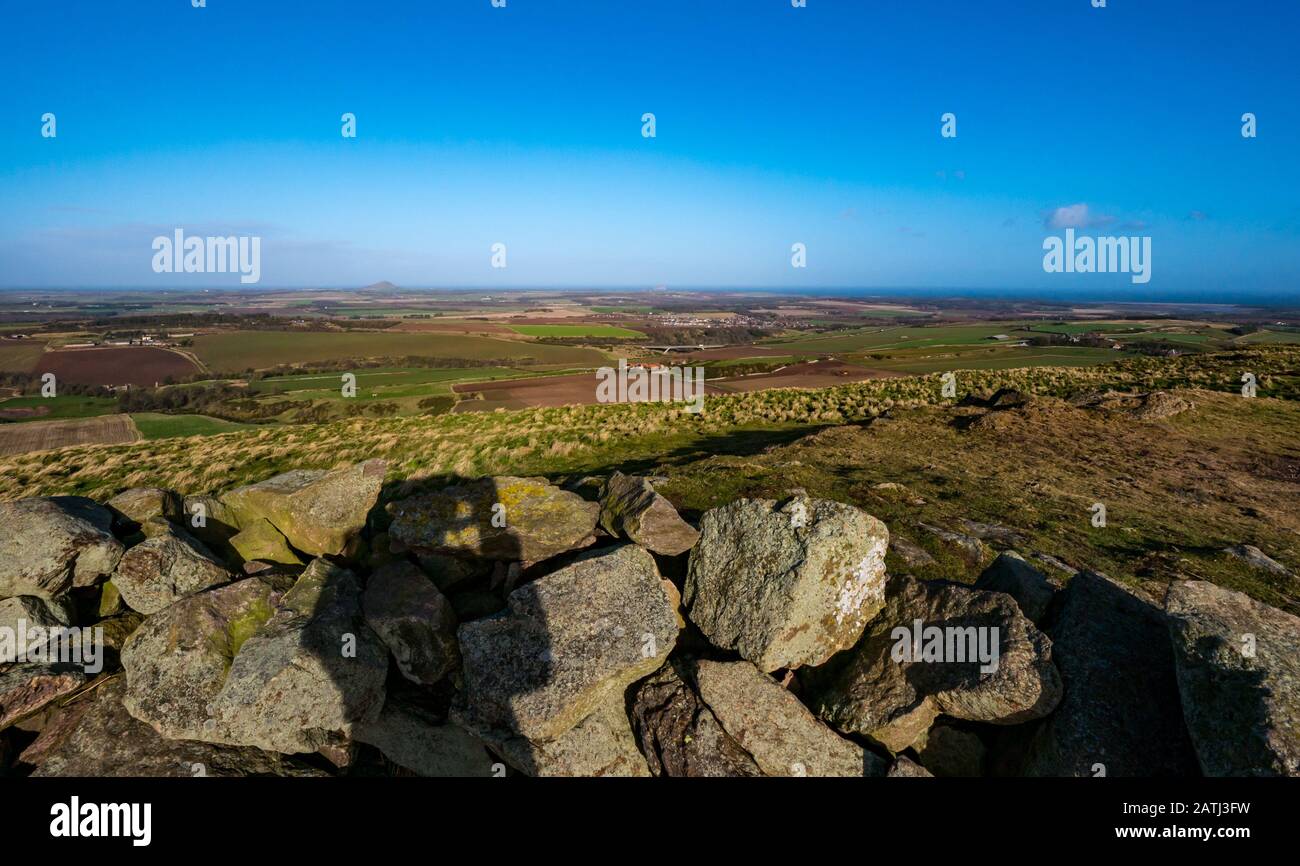 Traprain Law, East Lothian, Scozia, Regno Unito. 3rd Feb, 2020. Tempo del Regno Unito: Una giornata molto ventosa sulla collina vulcanica con luce del sole che illumina il paesaggio rurale circostante. La vista che guarda verso il Firth of Forth Foto Stock