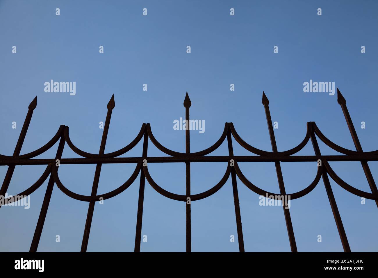 Recinzione forgiata contro il cielo blu, primo piano Foto Stock