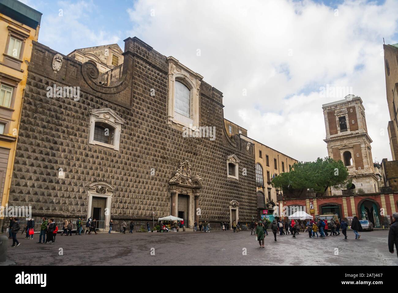 Piazza del Gesu a Napoli e sullo sfondo la chiesa del Gesu nuovo e degli infermi, Italia Foto Stock