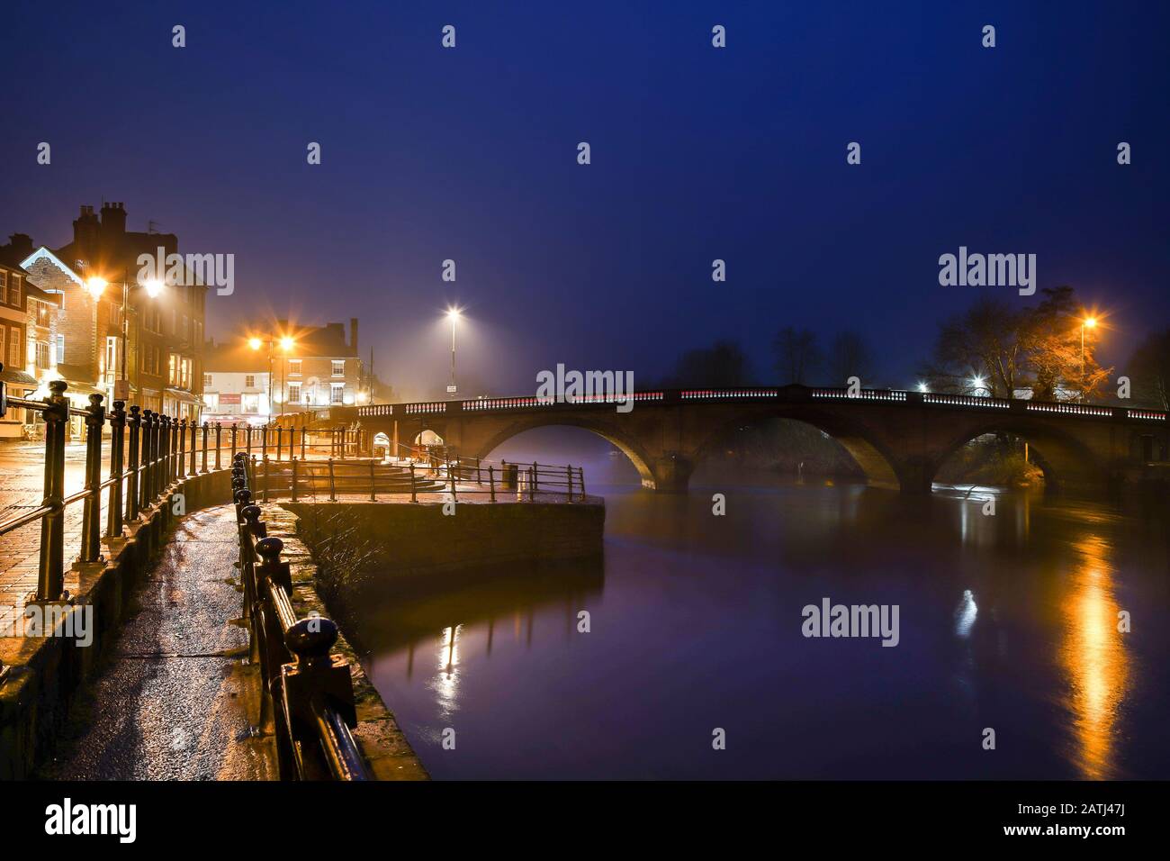 Suggestivo paesaggio serale artistico di ponte illuminato a Bewdley, Worcestershire, Regno Unito, che si affaccia sul fiume Severn, lungo il fiume di notte. Vista da cartolina. Foto Stock