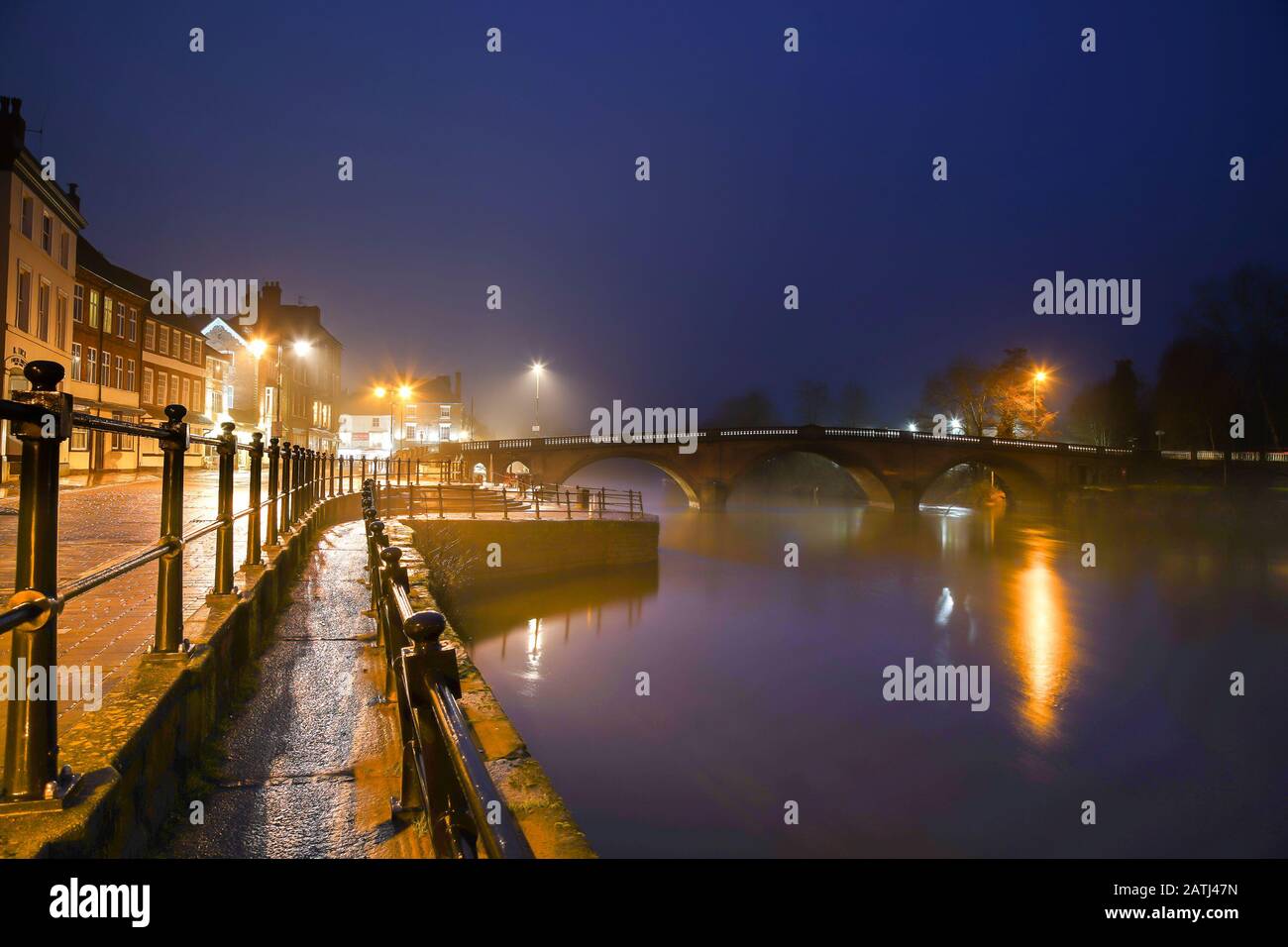 Suggestivo paesaggio serale artistico di ponte illuminato a Bewdley, Worcestershire, Regno Unito, che si affaccia sul fiume Severn, lungo il fiume di notte. Vista da cartolina. Foto Stock