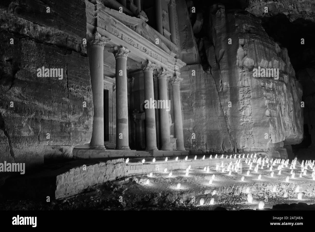 Una vista del Tesoro di Petra di notte mentre è illuminata da centinaia di candele. Foto Stock