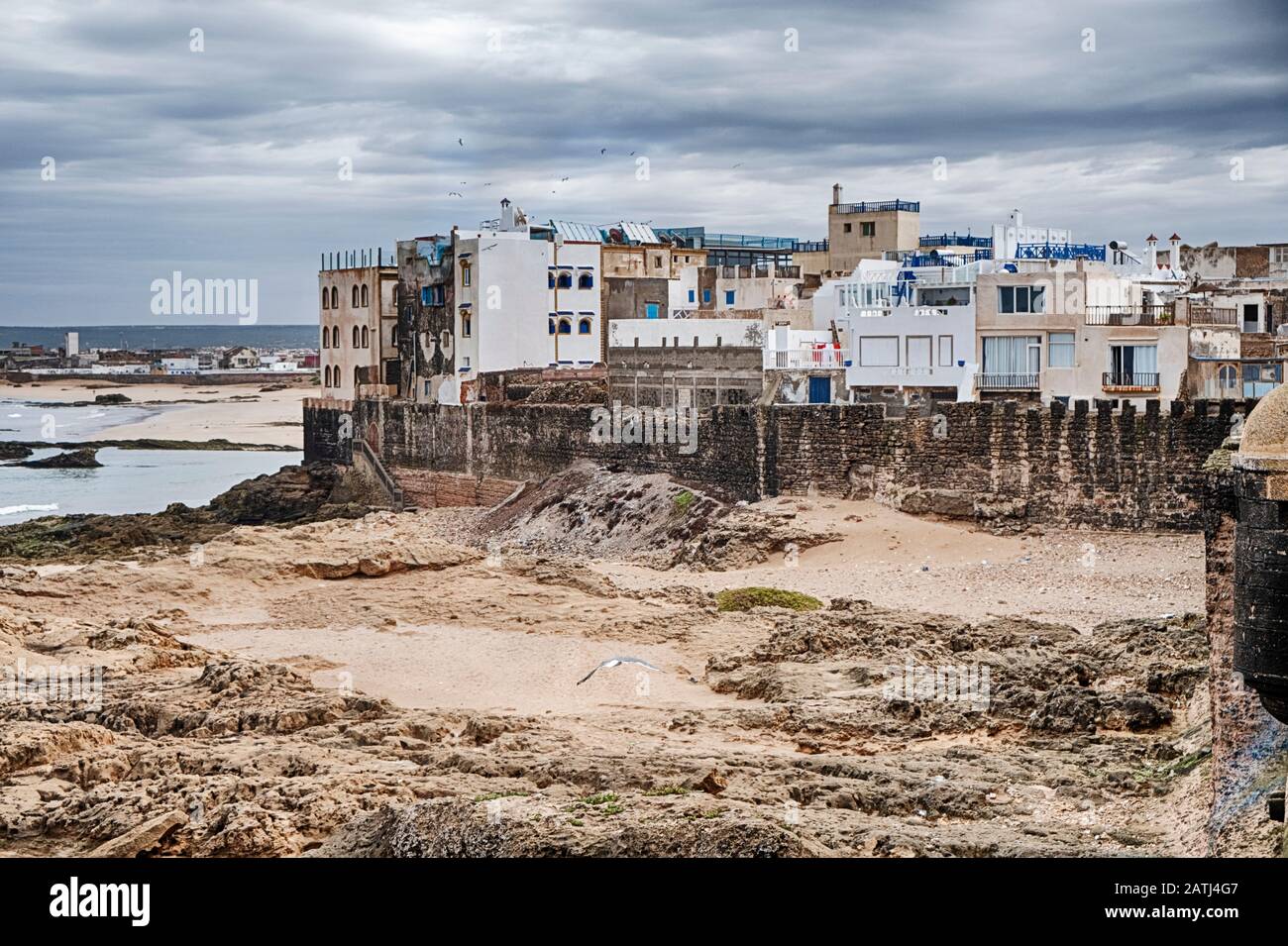 L'antica cinta muraria di Essaouira in Marocco protegge la città dalle onde dell'oceano. Foto Stock