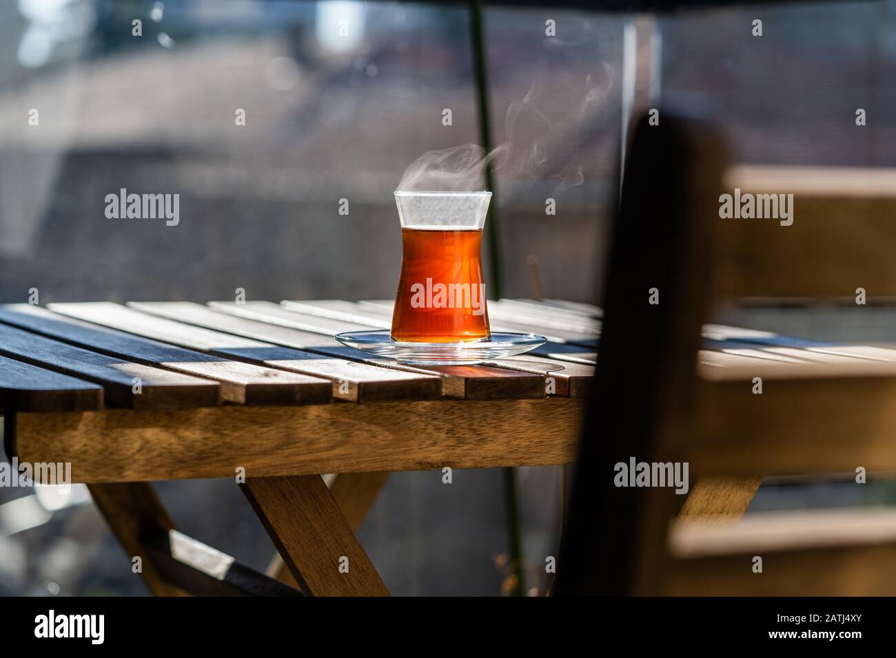 Tradizionale tè turco al balcone di casa su tavolo di legno. Bevande Calde. Foto Stock