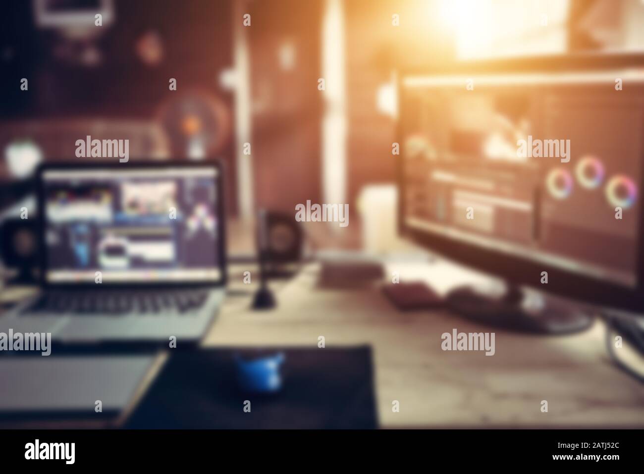 Il computer desktop e portatile freelance l'apparecchiatura vlog o blogger per creare contenuti online sui social media. Foto Stock