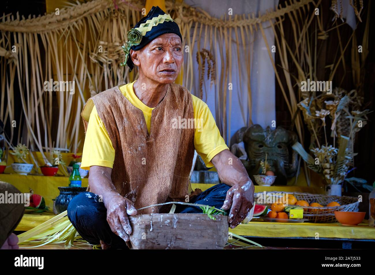 Carey ISLAND, MALESIA - 17 MARZO 2018 : uno sciamano della tribù Mah Meri si sta preparando per il rituale di Hari Moyang all'isola Pulau Carey, Selangor, Malesia. Foto Stock