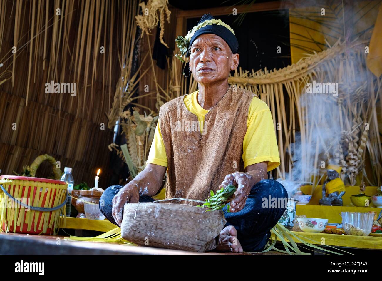 Carey ISLAND, MALESIA - 17 MARZO 2018 : uno sciamano della tribù Mah Meri si sta preparando per il rituale di Hari Moyang all'isola Pulau Carey, Selangor, Malesia. Foto Stock