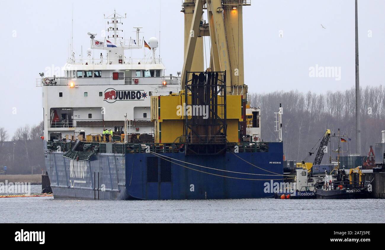 Rostock, Germania. 03rd Feb, 2020. Nel porto marittimo si trova la nave pesante "Jumbo Vision" che naviga sotto la bandiera olandese, da cui due gru portuali mobili sono cadute nel bacino del porto durante il carico in un incidente il 31.01.2020. Le gru costano tra i tre e i cinque milioni di euro - a seconda delle loro attrezzature -, pesano circa 440 tonnellate ciascuna e hanno una portata fino a 54 metri. Attualmente è in corso la lavorazione di un concetto di recupero, ma non è ancora stata fissata una data di sollevamento del calcestruzzo. Credito: Bernd Wüstneck/Dpa-Zentralbild/Dpa/Alamy Live News Foto Stock