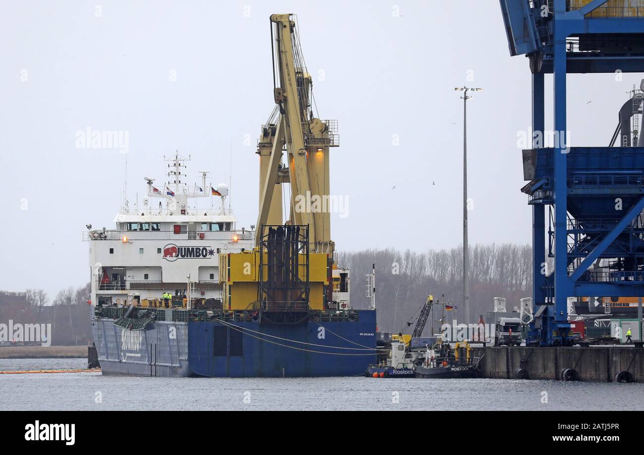 Rostock, Germania. 03rd Feb, 2020. Nel porto marittimo si trova la nave pesante "Jumbo Vision" che naviga sotto la bandiera olandese, da cui due gru portuali mobili sono cadute nel bacino del porto durante il carico in un incidente il 31.01.2020. Le gru costano tra i tre e i cinque milioni di euro - a seconda delle loro attrezzature -, pesano circa 440 tonnellate ciascuna e hanno una portata fino a 54 metri. Attualmente è in corso la lavorazione di un concetto di recupero, ma non è ancora stata fissata una data di sollevamento del calcestruzzo. Credito: Bernd Wüstneck/Dpa-Zentralbild/Dpa/Alamy Live News Foto Stock