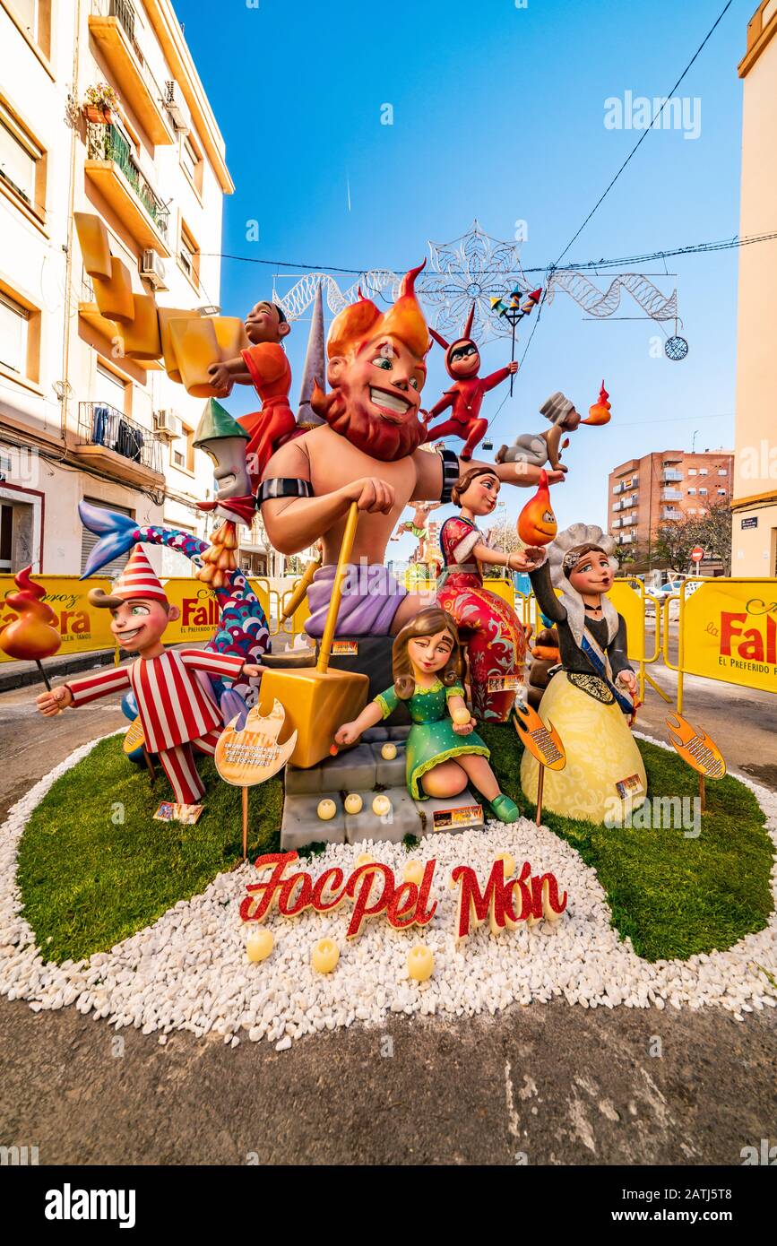 I modelli di Las Fallas,papermache sono stati costruiti e poi bruciati nella tradizionale celebrazione in lode di San Giuseppe il 15 marzo 2019. Barrio Benimaclet Foto Stock