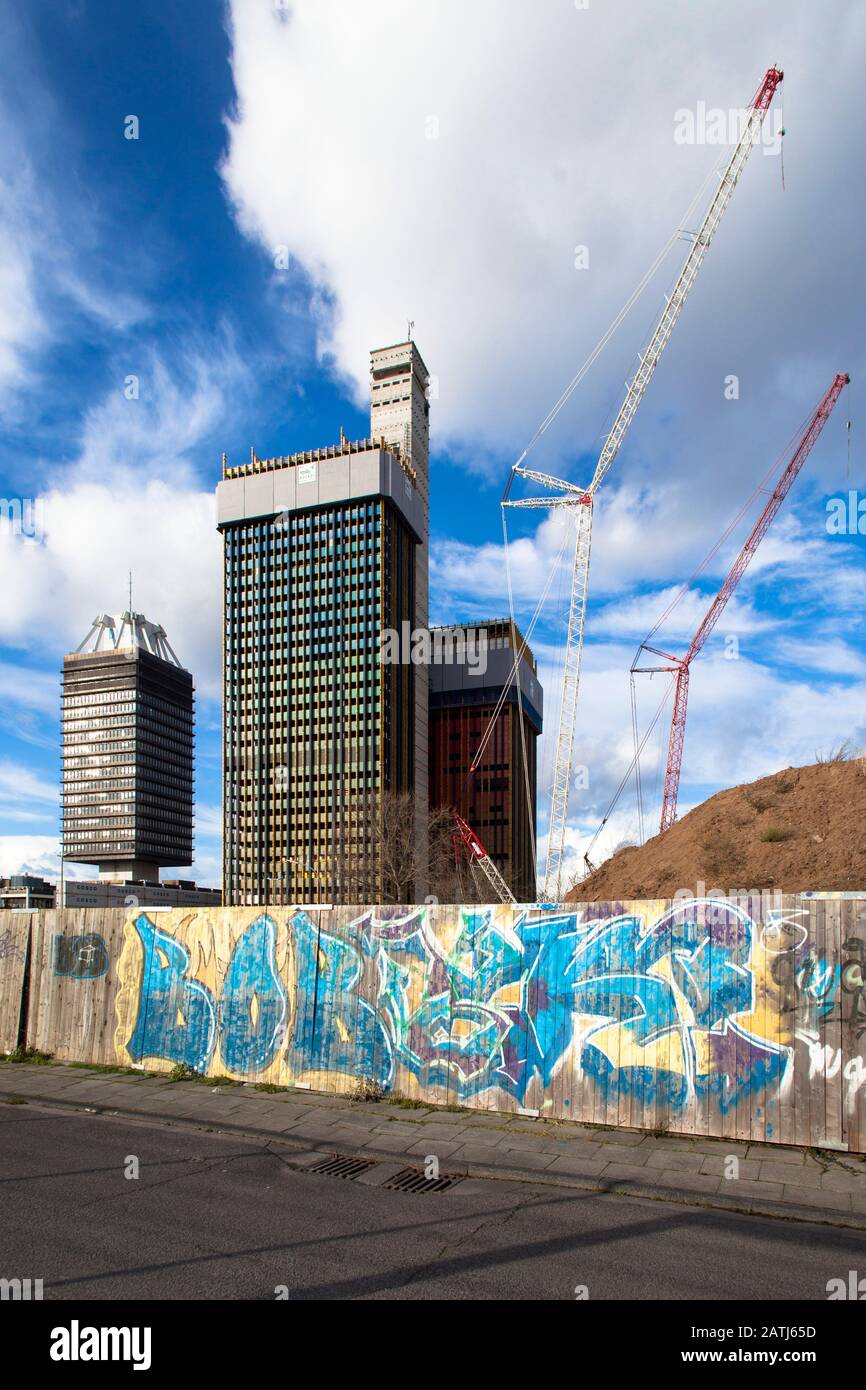 La costruzione della Deutsche Welle (emittente pubblica internazionale), che è in demolizione, ha lasciato dietro l'alto edificio del Deutschlandfu Foto Stock