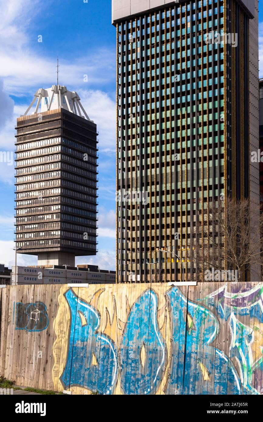 Alto edificio del Deutschlandfunk (stazione radiofonica pubblica tedesca), sulla destra si trova la costruzione della Deutsche Welle (inter pubblico Foto Stock