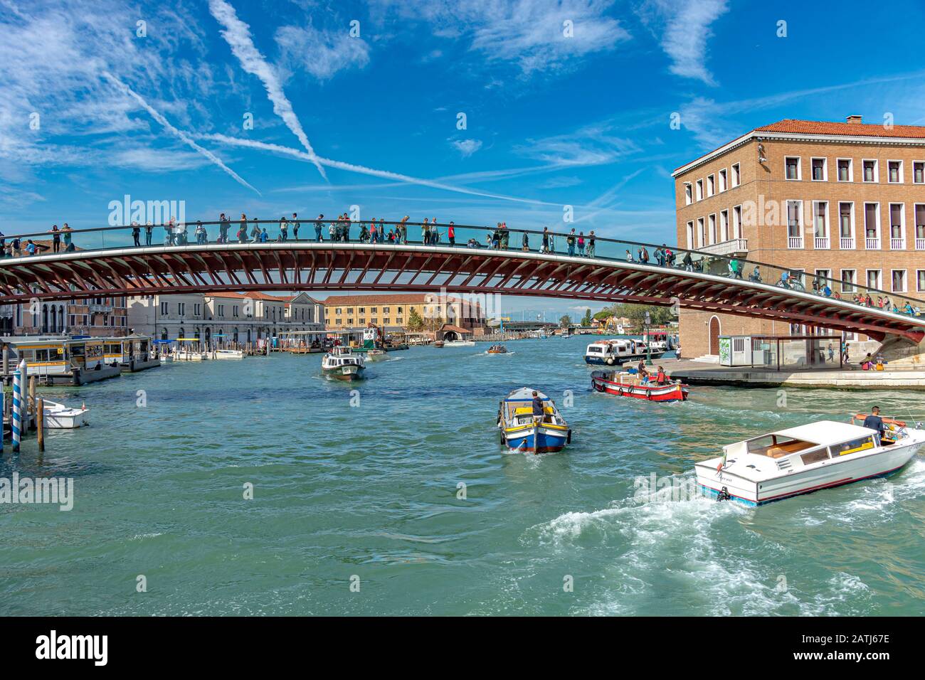 Si attraversa il Ponte delle Costituzioni di Venezia , un ponte in vetro e acciaio che attraversa Il Canal Grande, Venezia Foto Stock