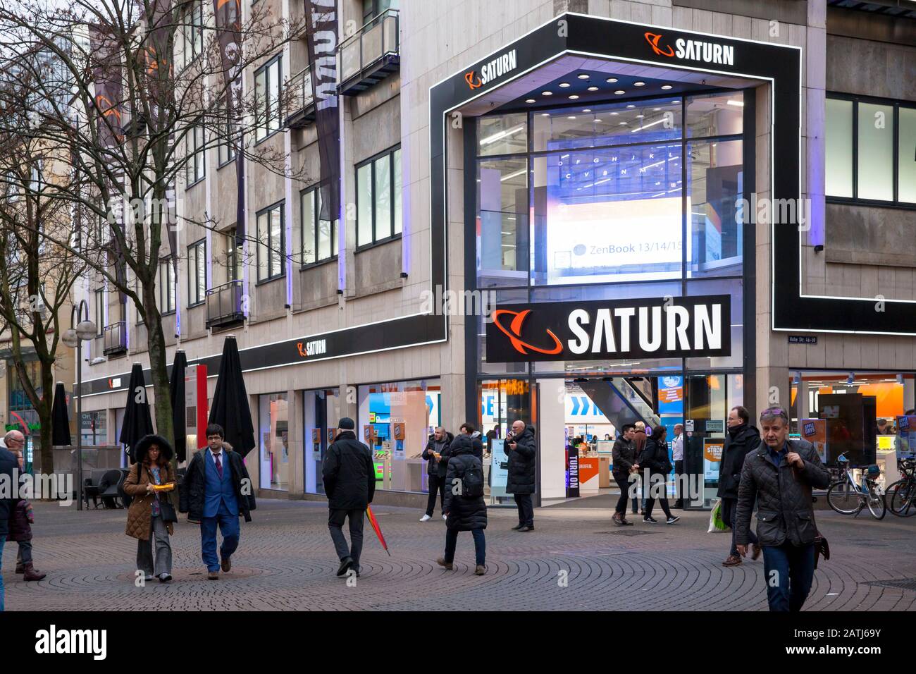 Germania, Colonia, il negozio di elettronica Saturn sulla strada dello shopping Hohe Strasse. Deutschland, Koeln, der Elektrofachmarkt Saturno in der Fussgaenge Foto Stock
