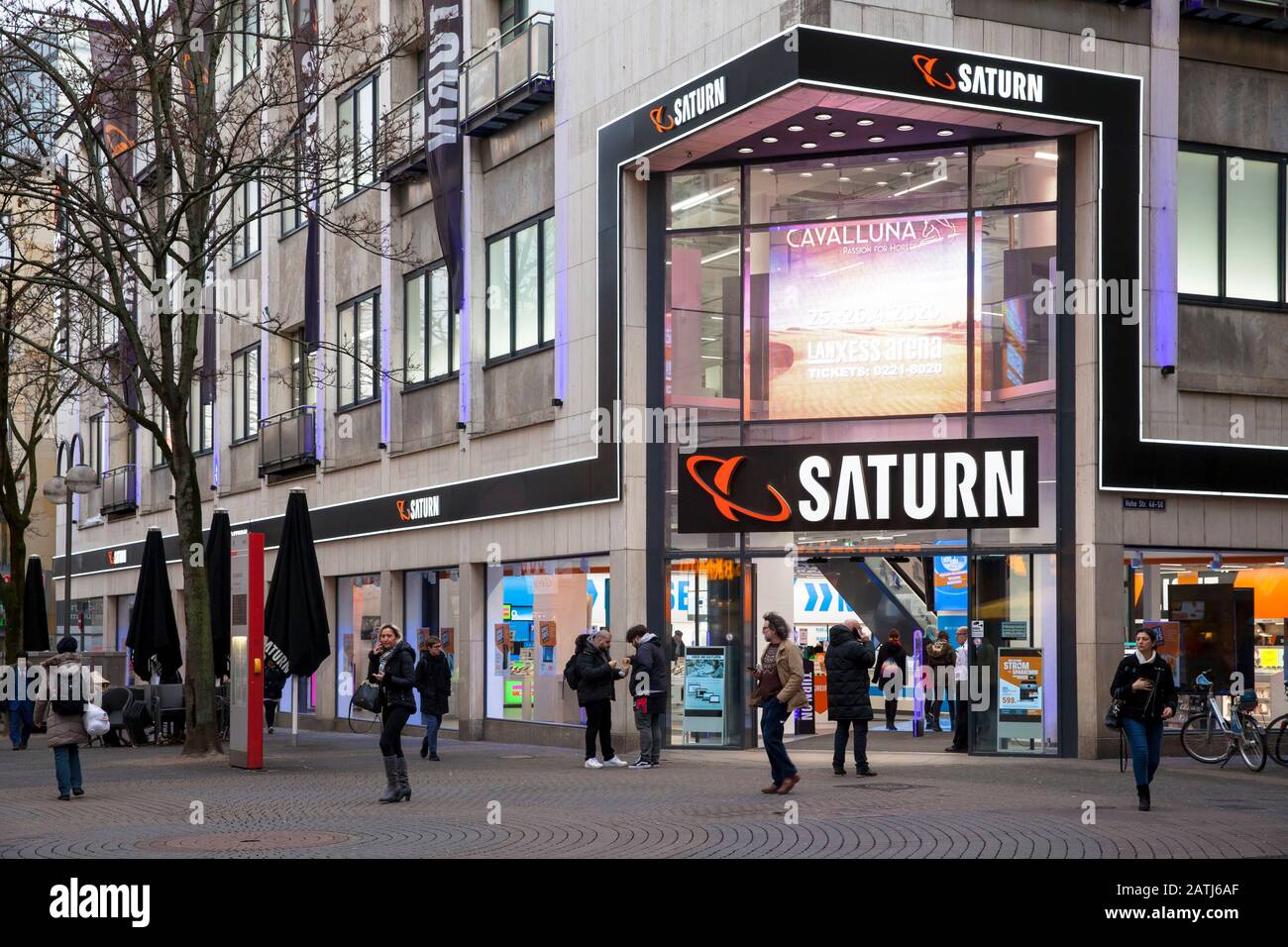 Germania, Colonia, il negozio di elettronica Saturn sulla strada dello shopping Hohe Strasse. Deutschland, Koeln, der Elektrofachmarkt Saturno in der Fussgaenge Foto Stock