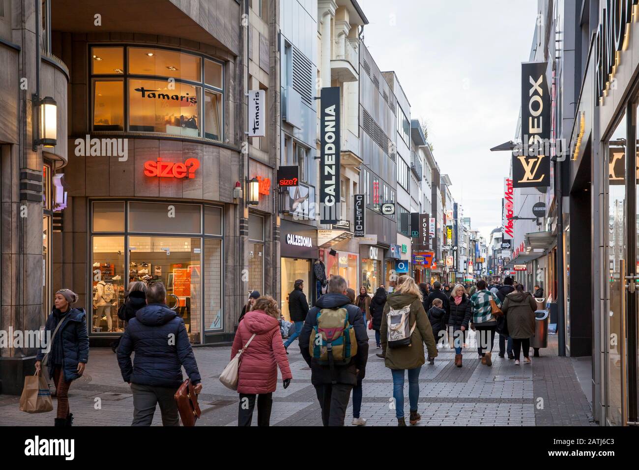 L'Europa, Germania, Colonia, la strada dello shopping Hohe Strasse. Europa, Deutschland, Koeln, die Einkaufsstrasse Hohe Strasse. Foto Stock