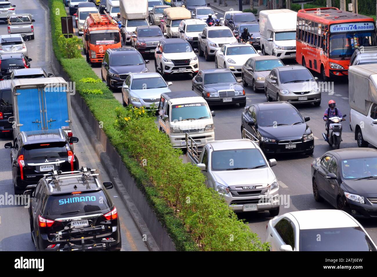 Vista aerea dei veicoli sulla strada Rama IV nel centro di Bangkok, Thailandia, Asia sud-orientale, Asia. Anche se queste auto, camion e autobus si muovono lentamente, il centro di Bangkok può sembrare in un semi permanente traffico marmellata durante il giorno. Foto Stock